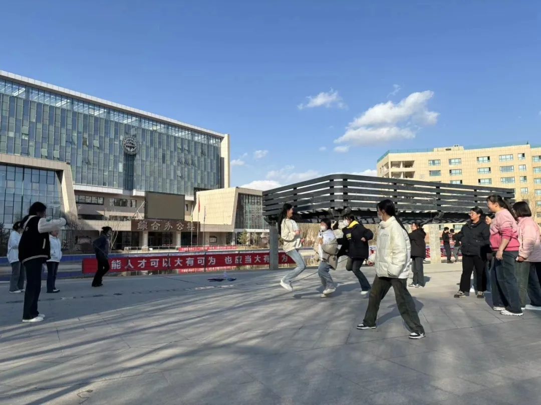 課外活動展風采 爭先創(chuàng)優(yōu)促發(fā)展 