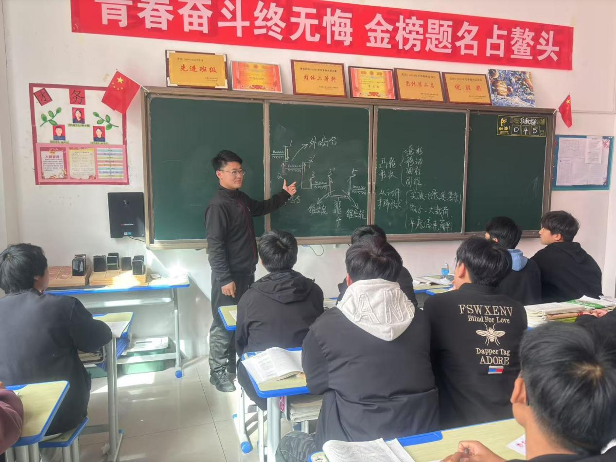 ? 有溫度的點(diǎn)燈人 | 優(yōu)秀教師風(fēng)采展示（4）：李旭泉