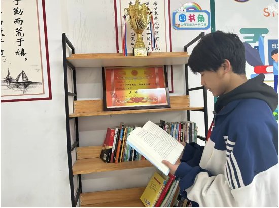《?老人與?！? 書林漫步 經(jīng)典共享
